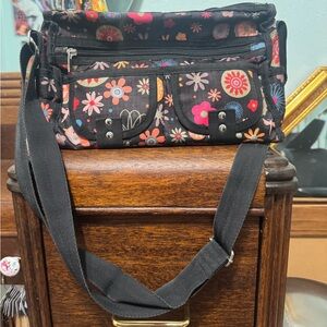 UNBRANDED WOMENS CROSSBODY BAG BLACK WITH FLORAL PATTERN LOTS OF ORGANIZATION